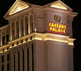 Vista de la fachada con el logo del Caesars Palace hotel y casino en Las Vegas