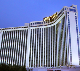 Vista lejana del edificio del hotel Westgate en Las Vegas