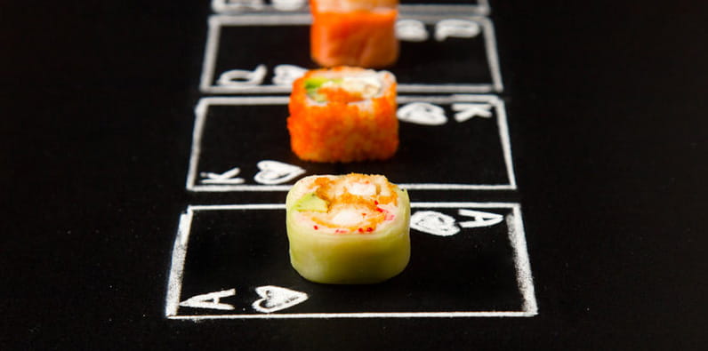 Un plato con aperitivos decorados con temática de casino