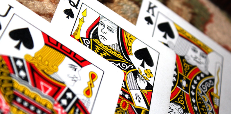 Tres cartas de juego: jota de picas, reina de picas y rey de picas