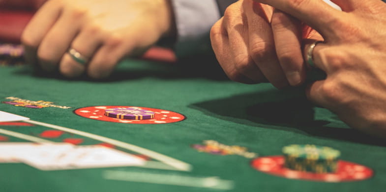 Una mesa de blackjack en casino físico