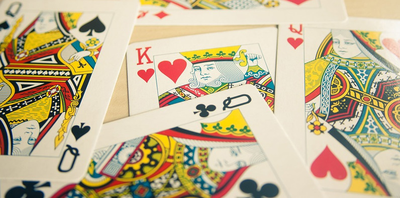 Cartas de juego: rey de corazones y reinas de corazones, tréboles y picas