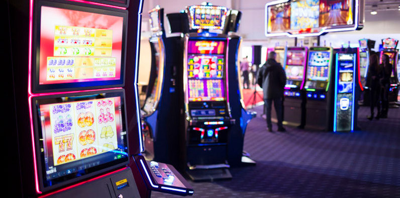 Una sala de casino con máquinas tragaperras