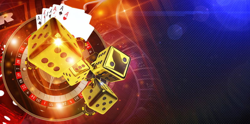 Rueda de ruleta, fichas y cartas de juego en una mesa de casino