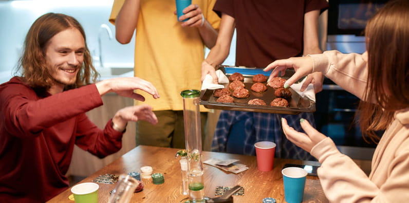 Maza con harina para hacer galletas en una mesa