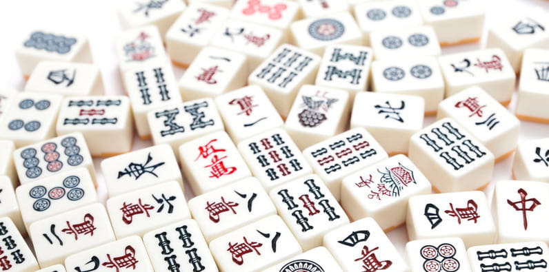 Muchas fichas diferentes del juego chino mahjong