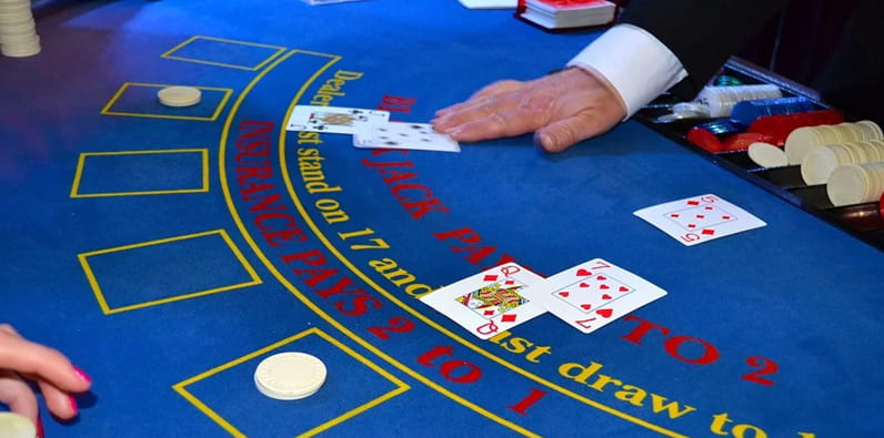 Una mesa de blackjack con crupier de casino