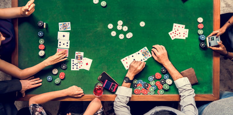 Fichas de casino y cartas de juego en una mesa