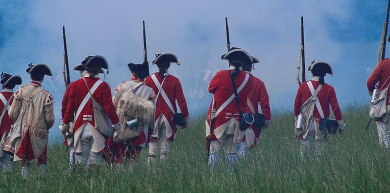 Hombres vestidos como soldados ingleses del siglo 18 
