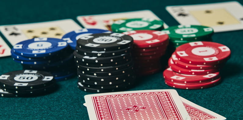 Cartas de juego y fichas de casino