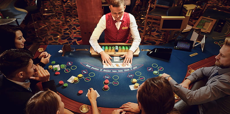 Mesa de póker con crupier y jugadores de casino