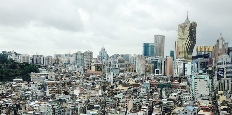 Paisaje urbano del centro de Macao con edificios residenciales y hoteles