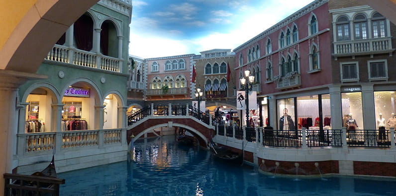 Los canales del Hotel Venetian Resort de Macao Junto a las Tiendas y Cafés.