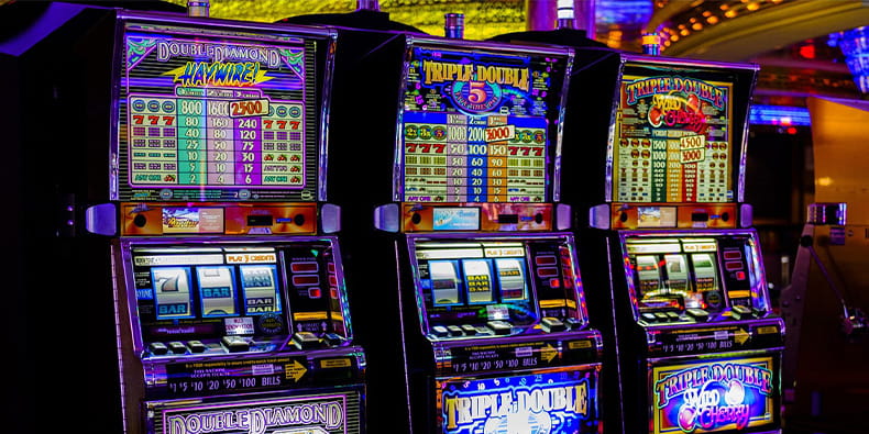 Tres máquinas tragaperras de un casino. 