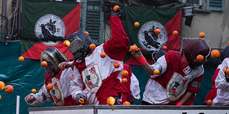 Foto de la Batalla de las Naranjas de Ivrea. Una multitud de personas lanzándose naranjas.