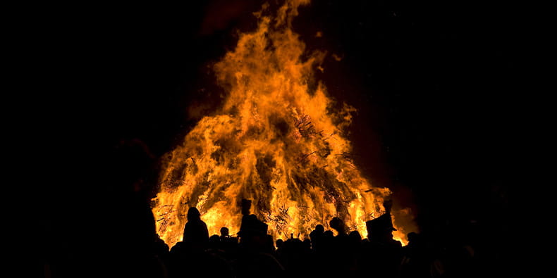 Foto de la Noche de Guy Fawkes. Una hoguera grande en el centro con muchos espectadores alrededor.