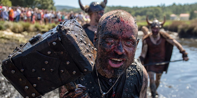 Foto del Festival Vikingo de Jorvik. Un hombre disfrazado de vikingo y con un martillo mira directamente a la cámara.