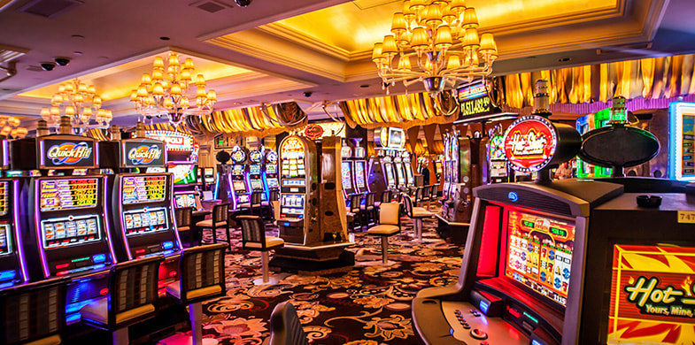 Sala de un casino llena de tragaperras