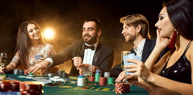 Personas hablando cómo vestir en un casino y jugando al póker.