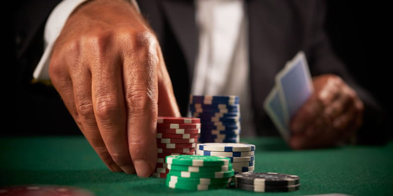 Normas del póker en una mesa con fichas.