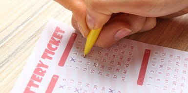 Cómo elegir los números de la lotería marcándolos en un papel.