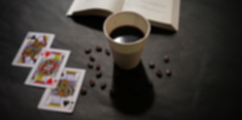 Literatura sobre gambling con un café.