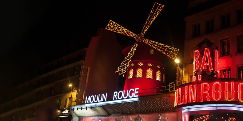 Fachada del Moulin Rouge de París.