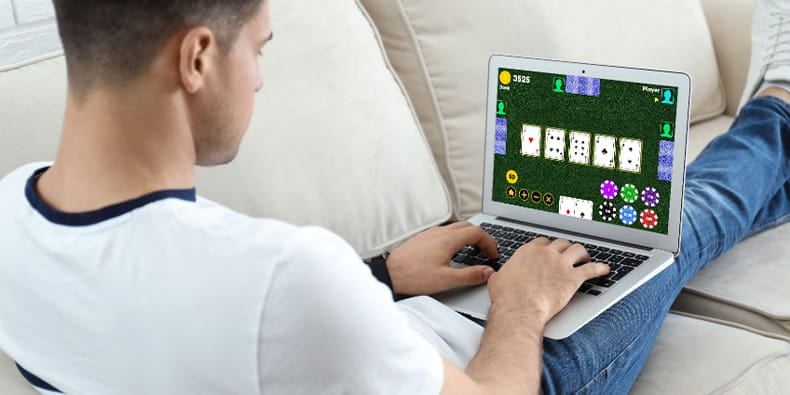 Hombre aprendiendo las reglas del póker en el ordenador.