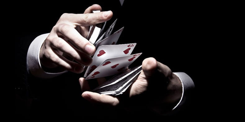 Hombre barajando cartas para jugar al póker online.