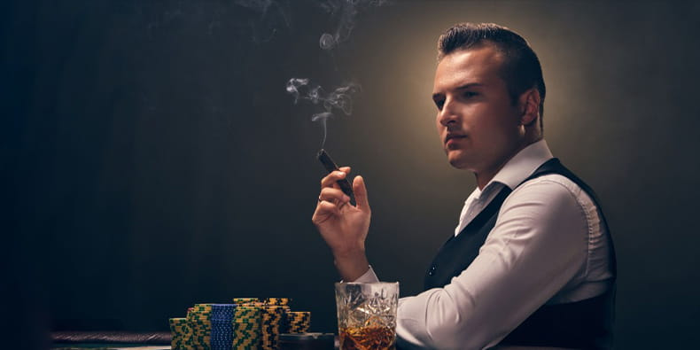 Jugador de póker fumando mientras espera su turno en la mesa.