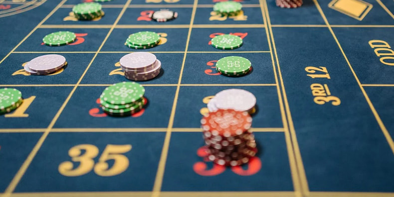 Tapete de apuestas de una ruleta con multiplicador con fichas.