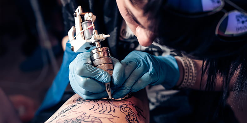 Profesional haciendo un tatuaje de casino.