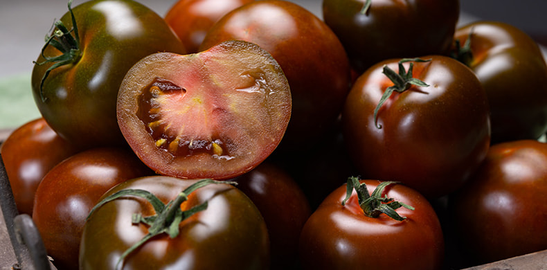 Tomates Kumatu en una caja.