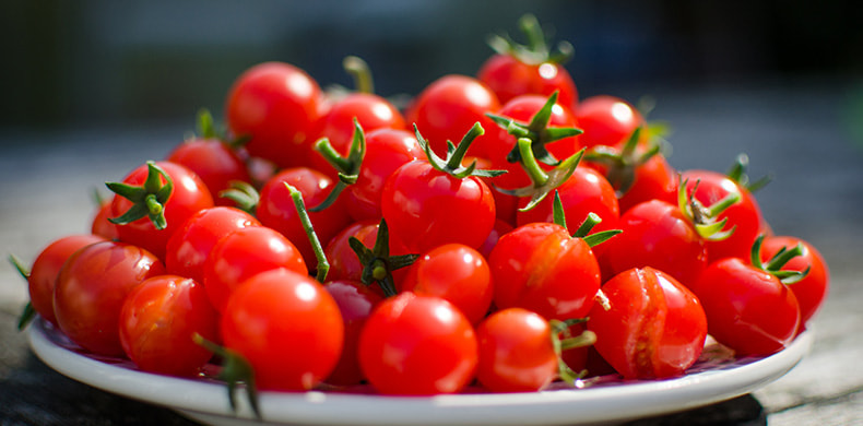 Variedades de tomates cherry en un plato.