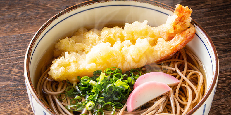 Primer plano de un bol de Toshikoshi Soba. 