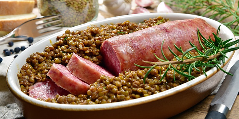  Primer plano de un plato de lentejas con Cochetino, embutido tradicional italiano. 