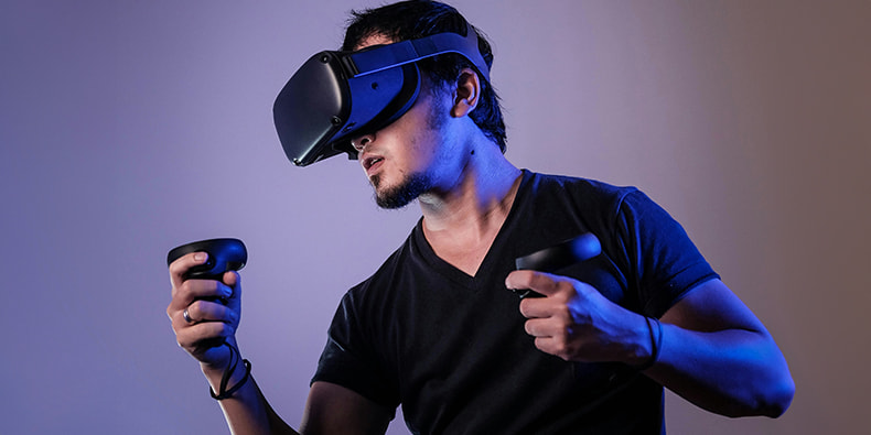Chico con gafas de VR juega en un casino de realidad virtual desde casa.
