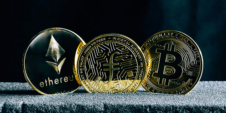 Primer plano de tres diferentes criptomonedas