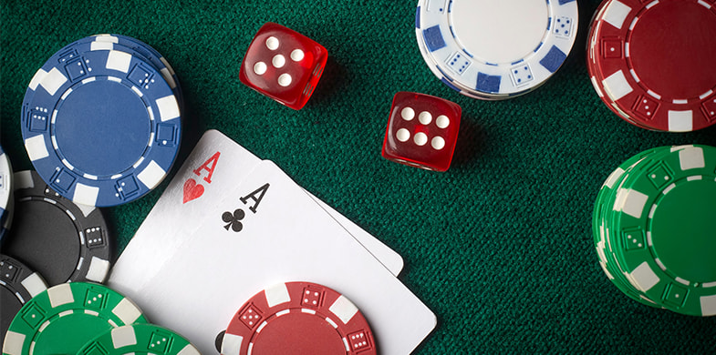 Fichas y cartas preparadas para jugadores de póker
